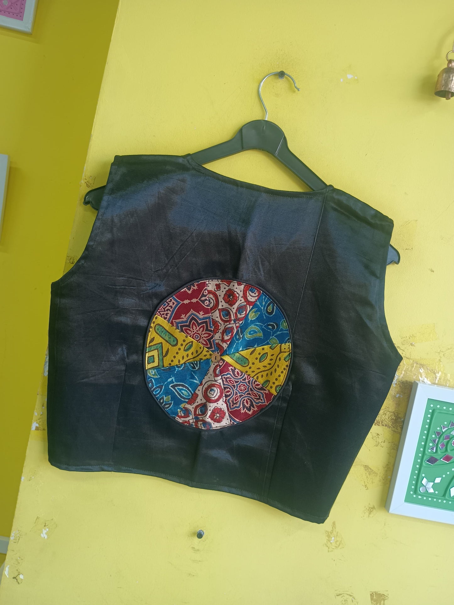 "Reema*Black plain mashroo sleeveless blouse