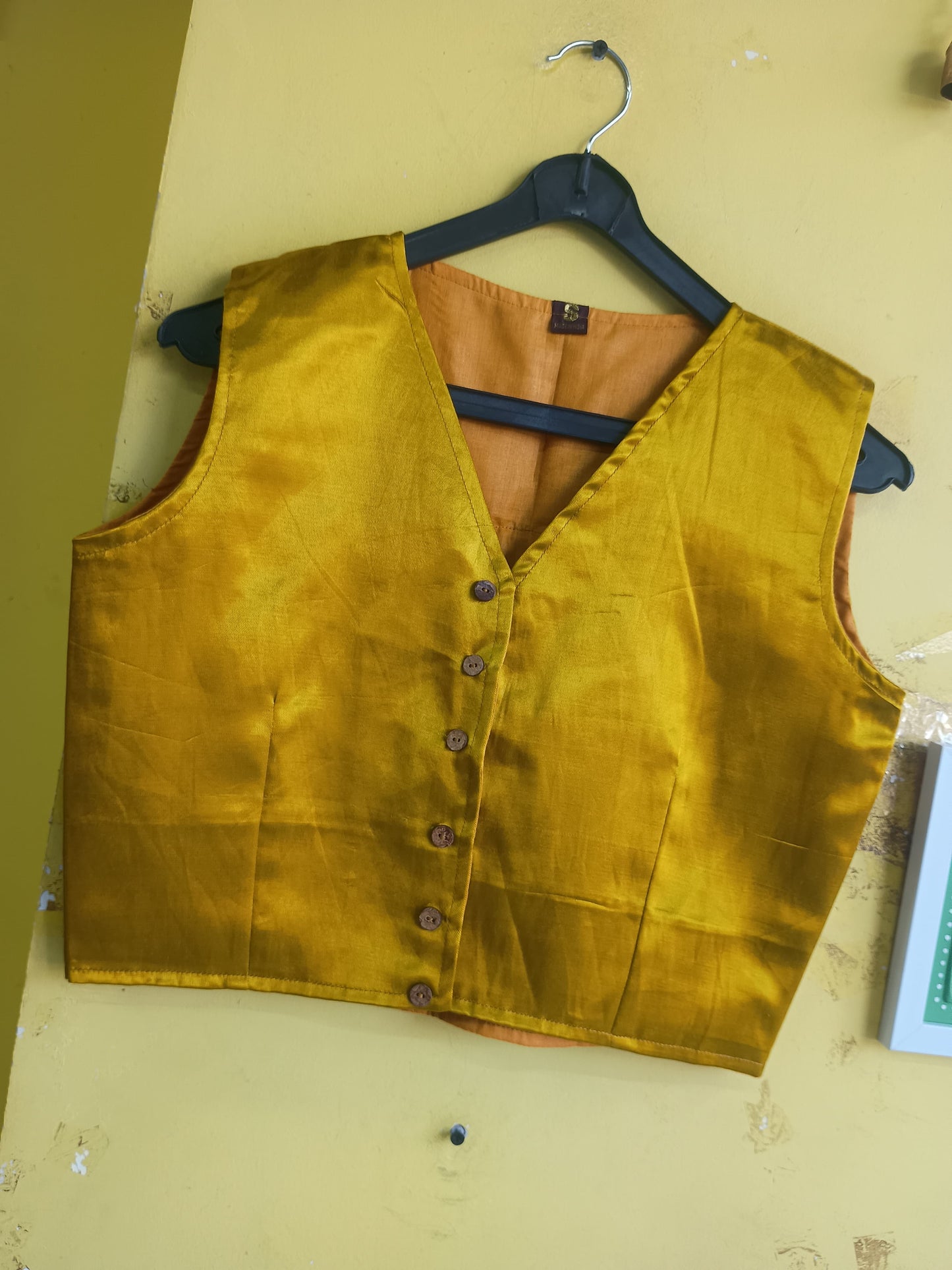 "Reema*Mustard plain mashroo sleeveless blouse
