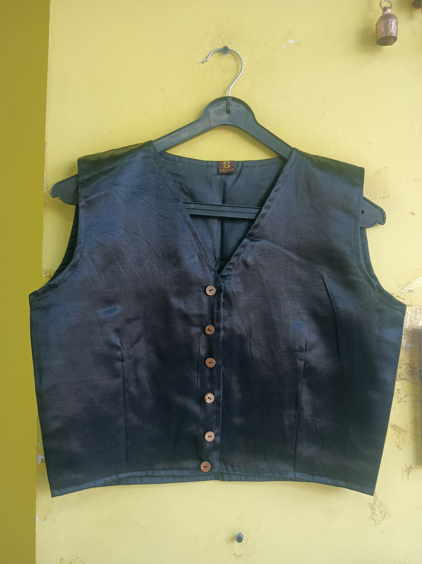 "Reema*Black plain mashroo sleeveless blouse