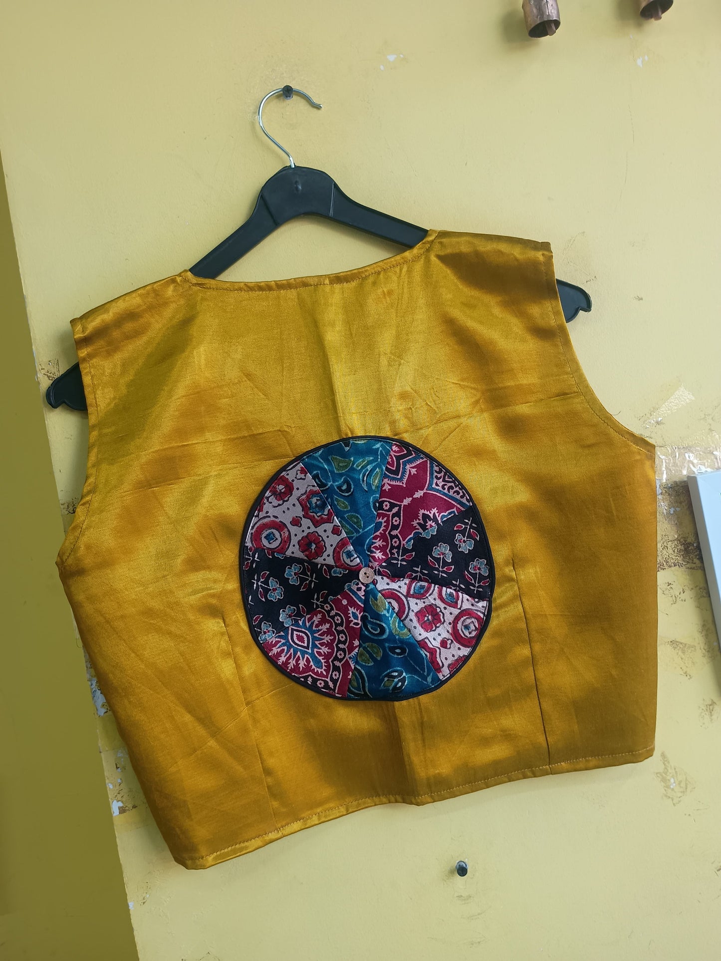 "Reema*Mustard plain mashroo sleeveless blouse